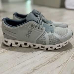 Women’s On Running Cloud 5 sneakers size 10
